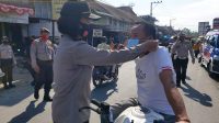 Polsekta Tanah Jawa Berbagi Masker Kepada Masyarakat.