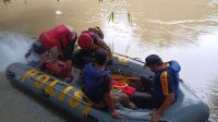 Dit Samapta Polda Sumut Turunkan Personil Sipammat pencairan orang hanyut di Sungai Sai Belawan