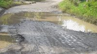 Jalan Berlumpur & Penuh Genangan Air Susahkan Warga.