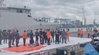 KRI Kursi 856 Unsur Satrol Lantamal II Temukan Puing Diduga Milik Pesawat Sriwijaya Air SJ182