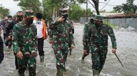 Panglima TNI Terjun Langsung Tinjau Banjir Kalsel dan Serahkan Bantuan Presiden Jokowi serta 34 Perahu Karet