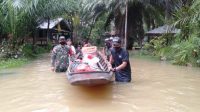 Satgas Yonif 642 Kapuas Bersama Polisi dan Pemerintah Desa Salurkan Bantuan Bagi Korban Banjir