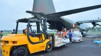 Hari ke-6 Bencana, C-130 Hercules TNI AU Distribusikan 8 Ton Logistik ke Daerah Gempa & Banjir