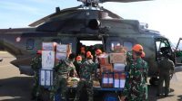 HELIKOPTER TNI AU BANTU PENDISTRIBUSIAN LOGISTIK DI DAERAH BENCANA