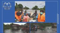 Sambil Berenang, Kopaska TNI AL Salurkan Logistik Ke Daerah Terisolir Banjir Kalsel