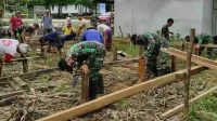 Wujudkan Impian Bapak Dayah, Satgas Yonif 407/PK Karya Bakti Bangun Rumah