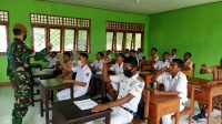 Satgas Yonarmed 3/105 Tarik Berikan Materi Bela Negara di SMKN Perikanan Wini