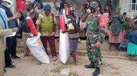 Sinergis Dengan Pemda, Babinsa Enarotali Bantu Penyaluran Bansos Korban Banjir