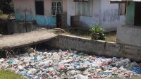 Irigasi Jadi Tempat Pembuangan Sampah Warga Perdagangan