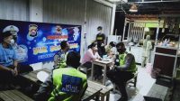 Ditlantas Polda Banten Bagikan Masker Kepada Warga Serang