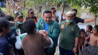 PBB Peduli, Afriansyah Noor Berikan Bantuan Sembako ke Warga Korban Banjir Kalsel