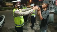 Hingga Dini Hari, Ditlantas Polda Banten Terus Berikan Himbauan Prokes dan 5M