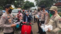 Satgas Aman Nusa 2021 Bagikan 15 Ribu Masker dan Himbau Prokes di Pasar Kalodran