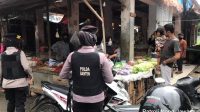 Beri Himbauan Prokes, Polwan Polda Banten Patroli di Pasar Kelapa Cilegon