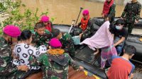 Prajurit Marinir TNI AL Evakuasi Warga