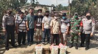 KAPOLSEK BANGUN SALURKAN BANTUAN KAPOLRES SIMALUNGUN, KEPADA MASYARAKAT KORBAN KEBAKARAN RUMAH.