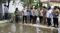 WAKAPOLDA BANTEN TINJAU DAN BERIKAN BANTUAN KORBAN BANJIR DI TANGERANG.