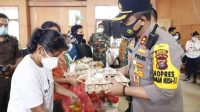 Kapolres Taput Serahkan Paket Bantuan Korban Bencana Alam dan Kebakaran