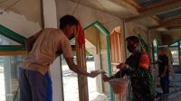 Peduli Sarana Ibadah, Babinsa Koramil 1417-05/Tinanggea Laksanakan Kerja Bakti Bersama Warga Binaan