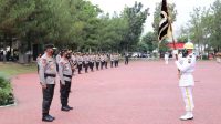 Irjen Pol Martuani Sormin Serahkan Bendera Pataka Polda Sumut Kepada Irjen Pol Panca Putra