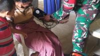 Peduli Kesehatan Warga, Satgas Yonarmed 6/3 Gelar Yankes Di Desa Fatutasu