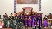 Dekatkan Diri Dengan Warga, Satgas Yonif 131 Kunjungi Gereja Bethlehem di Kampung Sanggaria