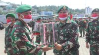 Pelepasan Satgas TNI Pengamanan Perbatasan RI-PNG, Yonif 413 Kostrad Terima Penghargaan Pangdam XVII/Cen