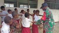 Bentuk Kegiatan Non Fisik di Papua, Satgas TMMD Bantu Mengajar Kedisiplinan di Sekolah Dasar