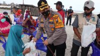 Kapolres Batu Bara dan Rombongan Nyeberang Gunakan Boat Nelayan Berikan Bantuan Kapoldasu Kepada Warga Tanjung Tiram