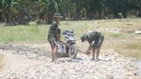 Aksi Prajurit Brigif 21/Komodo Bantu Korban Banjir NTT