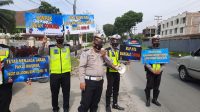 OPS KESELAMATAN TOBA 2021 SAT LANTAS POLRES SIMALUNGUN BAGIKAN MASKER SERTA TEMPELKAN STIKER DAN BROSUR..