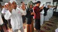 RATUSAN JAMAAH IKUTI SHALAT TARAWIH MALAM PERTAMA DI PONDOK PESANTREN BANDAR TINGGI.