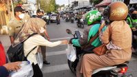 Bulan Suci Ramadhan  PSM Kecamatan Cibodas Berbagi Takjil dan Berikan Himbauan Prokes 5M.