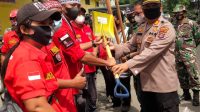 Bersama DPC PBB, Kapolsek Siantar Gelar Gotong Royong Bersihkan Parit