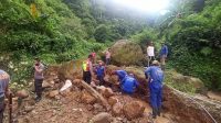 Kapolres Lebak terjun langsung Evakuasi Material longsor Lebak Gedong, Arus Lalu lintas sudah normal kembali