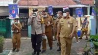 Tekan Lonjakan Covid-19, Sekcam Cibodas Bersama Polsek Jatiuwung Lakukan Warwaran Imbauan Prokes ke Warga Rw.12