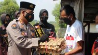 TIM WARUNG JUMAT POLDA BANTEN SALURKAN BANTUAN PAKET SEMBAKO KEPADA MASYARAKAT DI KP DOMAS.
