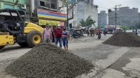 MELALUI PEROGRAM “MARHAROAN BOLON” WARGA KECAMATAN BANDAR PERBAIKI JALAN PEROVINSI.