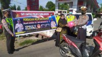 MENYAMBUT HARI BAYANGKARA KE 75, DI HARI JUMAT BAROKAH SAT LANTAS POLRES SIMALUNGUN BAGI BAGI HELM,HAND SANITIZER,MASKER DAN PAKET SEMBAKO KEPADA MASYARAKAT.