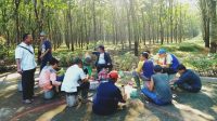 MANAGER PTP. NUSANTARA III KEBUN BANGUN MAKAN BERSAMA DENGAN KARYAWAN DI LAPANGAN KERJA.