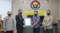 HARI BHAYANGKARA KE 75, POLDA BANTEN BERIKAN PENGHARGAAN KEPADA DESA/KELURAHAN PEMENANG LOMBA PPKM MIKRO.