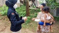 AJAK MASYARAKAT TERAPKAN PROTOKOL KESEHATAN, POLDA BANTEN BAGIKAN MASKER KEPADA WARGA KOTA SERANG.