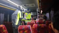 JELANG PPKM DARURAT KAPOLDA BANTEN MASUK BUS UMUM BERBAGI MASKER.