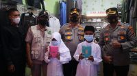 KAPOLRES BATUBARA TANGGUNG BIAYA PENDIDIKAN DUA ORANG ANAK PEMULUNG YANG RUMAHNYA TERBAKAR.