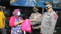 HARI KE 16 PPKM DARURAT POLDA BANTEN BAGIKAN SEMBAKO DAN MASKER KEPADA PEDAGANG.