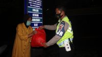 PPKM LEVEL 4 POLDA BANTEN PATROLI BERIKAN PAKET SEMBAKO.