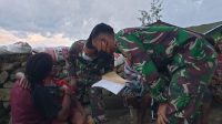 Satgas TNI Bantu Masyarakat di Pegunungan Papua Yang Sedang Sakit