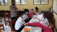 Kapolsek Jatiuwung Polres Metro Tangerang Kota Lakukan Pemantauan Vaksinasi Tahap 1 Khusus Pelajar Tingkat SMP.