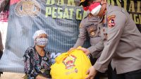 Terima Bantuan Paket Sembako Dari Alumni Akpol 1993, Nenek Hodah : Terima Kasih Bapak Polisi Akpol 1993