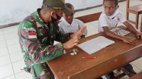Personil TNI Bantu Tenaga Pendidik di Sekolah wilayah Perbatasan Papua